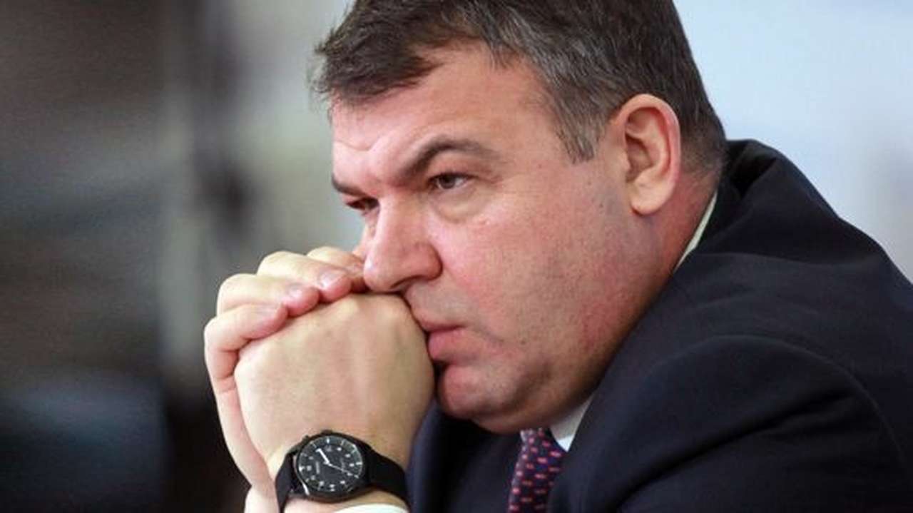 Дело Сердюкова о машинах для Генштаба может развалиться 