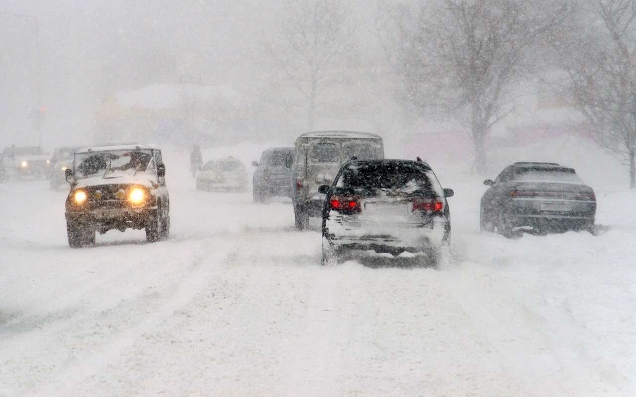 В Омске мужчина едва не угодил под колеса