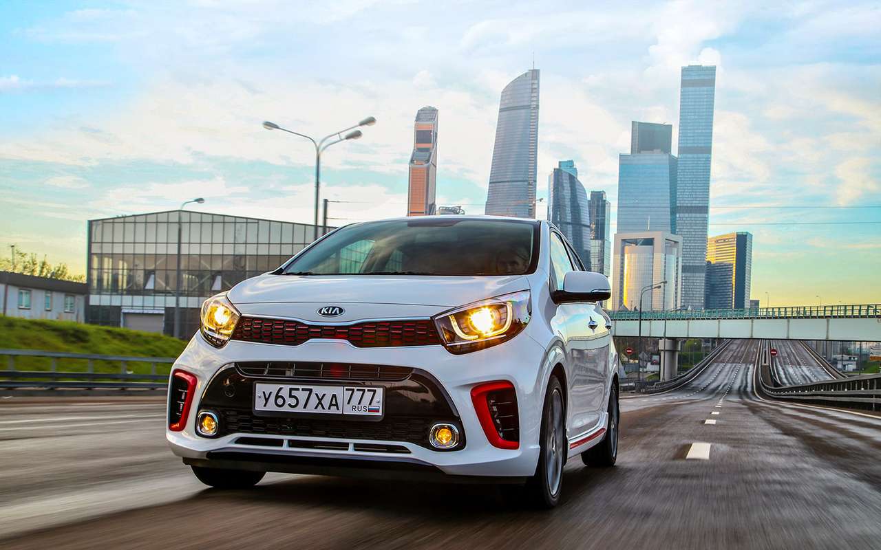 За схожие деньги можно взять Rio или Solaris, но маркетологи уверенно держат оборону: седаны, мол, выбирают левым полушарием, отвечающим за разум, а Picanto – правым. Тем, что «рулит» эмоциями.