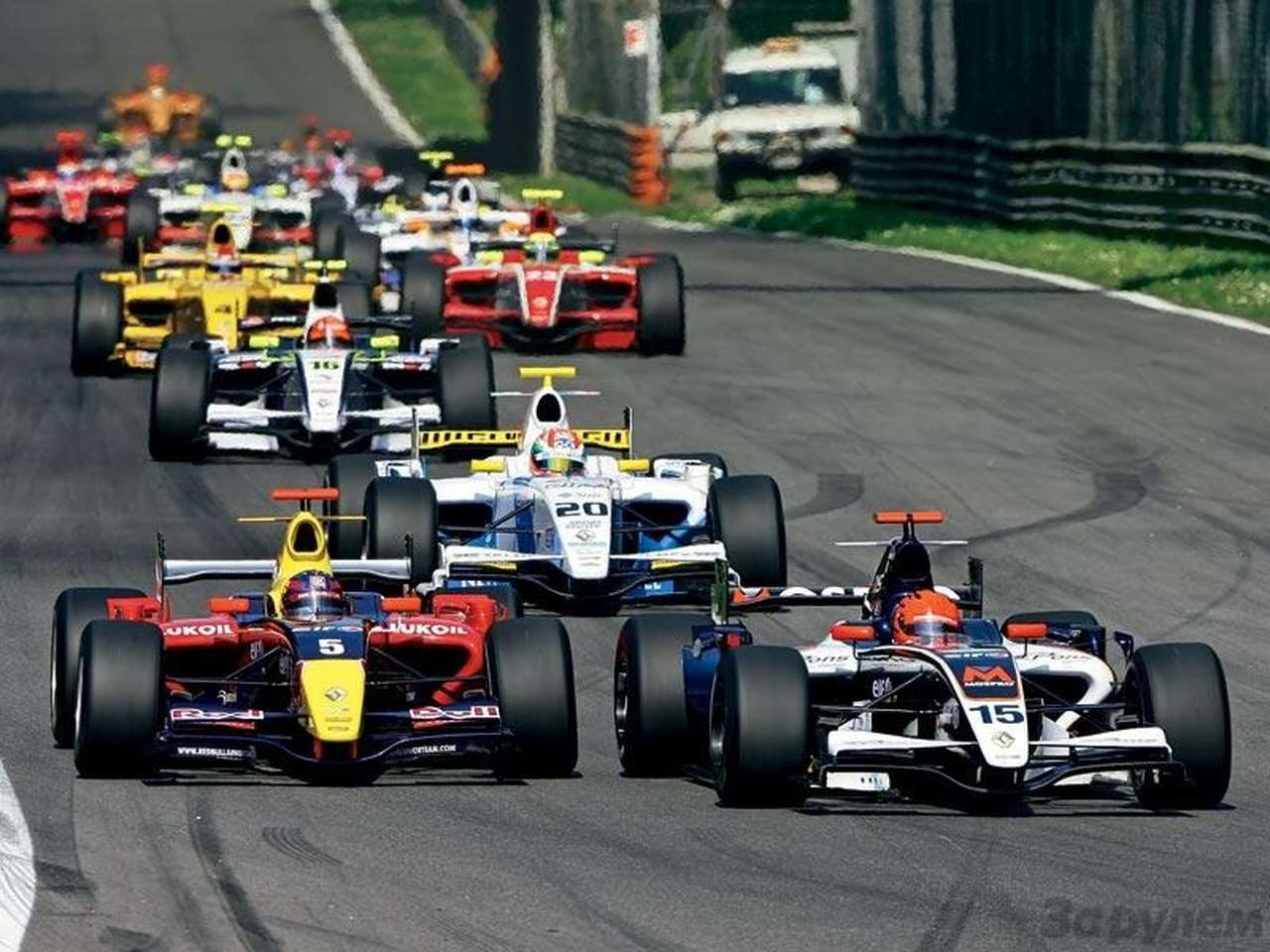 Формула «Рено 3.5» – это тридцать пилотов со всего мира. Почти все были чемпионами своих стран, некоторые отличились в международных картинговых и формульных турнирах.