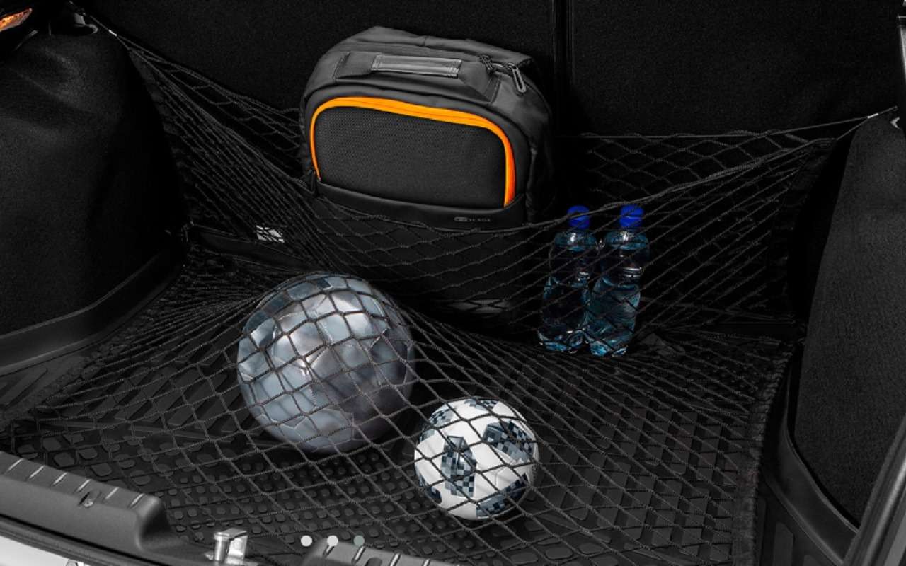 Удерживающие сетки в багажнике Lada Granta Cross Quest.