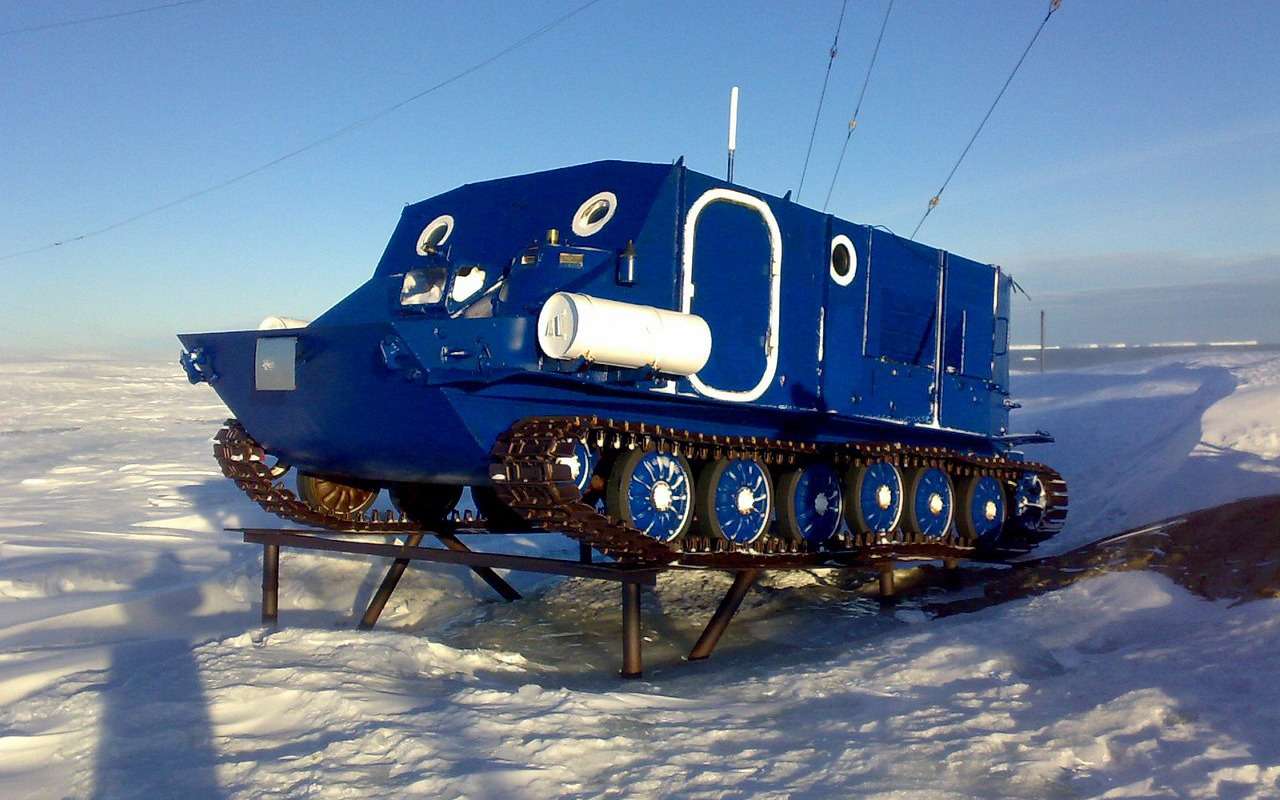 Мощная система отопления позволяла экипажу «Пингвина» работать без верхней одежды при наружной температуре в минус 50 º. Запас хода без дозаправки – аж 3500 км.