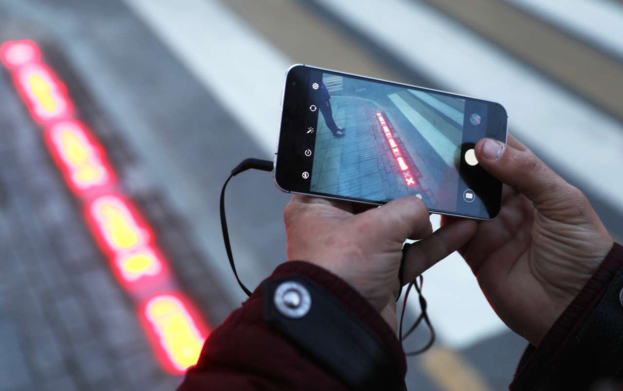 В Испании появились «лежачие» светофоры. Для гаджетозависимых