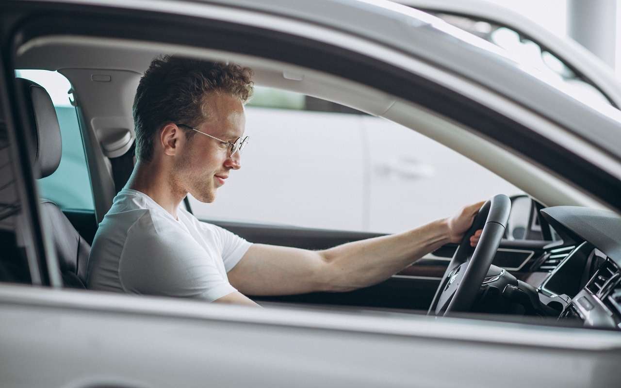 Эксперты выяснили, когда у россиян появляются деньги на первый автомобиль