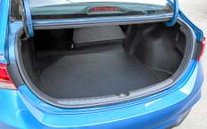 Заявленная емкость багажника 480 л – в точности как у Весты, длина кузова тоже совпадает (разница в 5 мм). При этом Solaris упрекают в недостатке места для ног на заднем ряду.