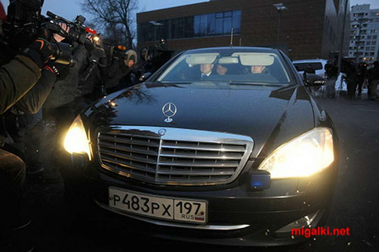 Сердюкову оставили служебный Mercedes с мигалкой