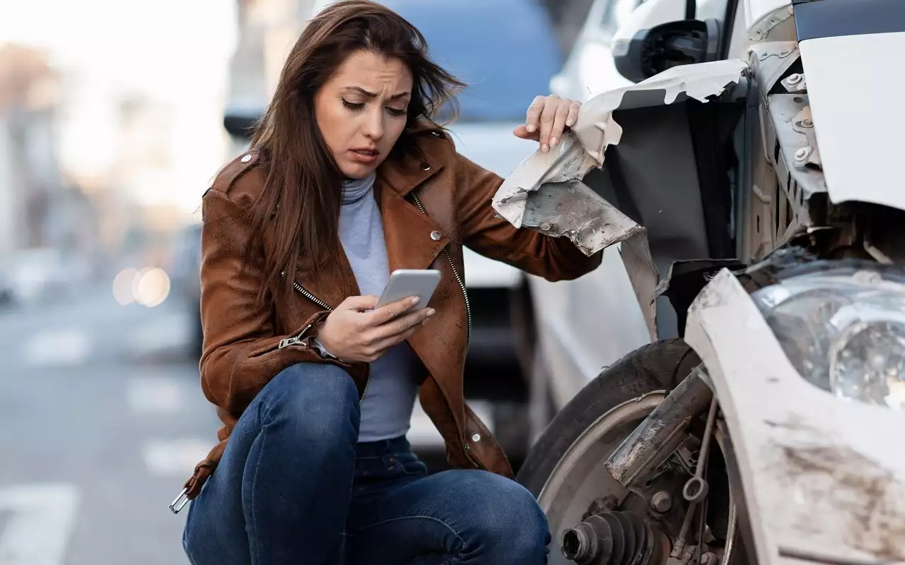 Машину повредили около дома и сбежали — что делать?