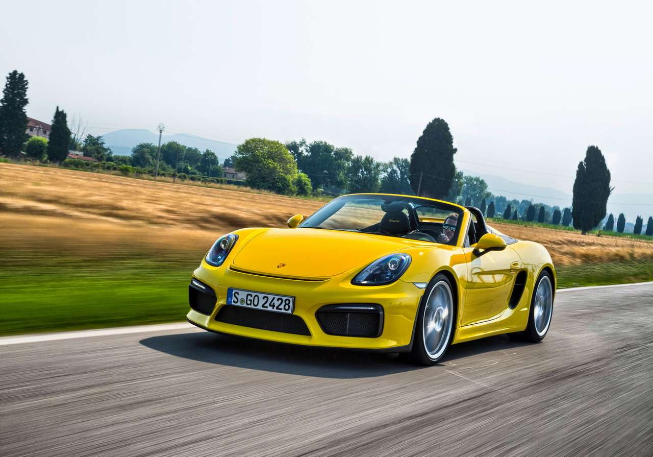 С этого ракурса идентифицировать Boxster Spyder получится по характерной прорези в верхней части бампера. Сами бамперы – как на купе Cayman GT4.