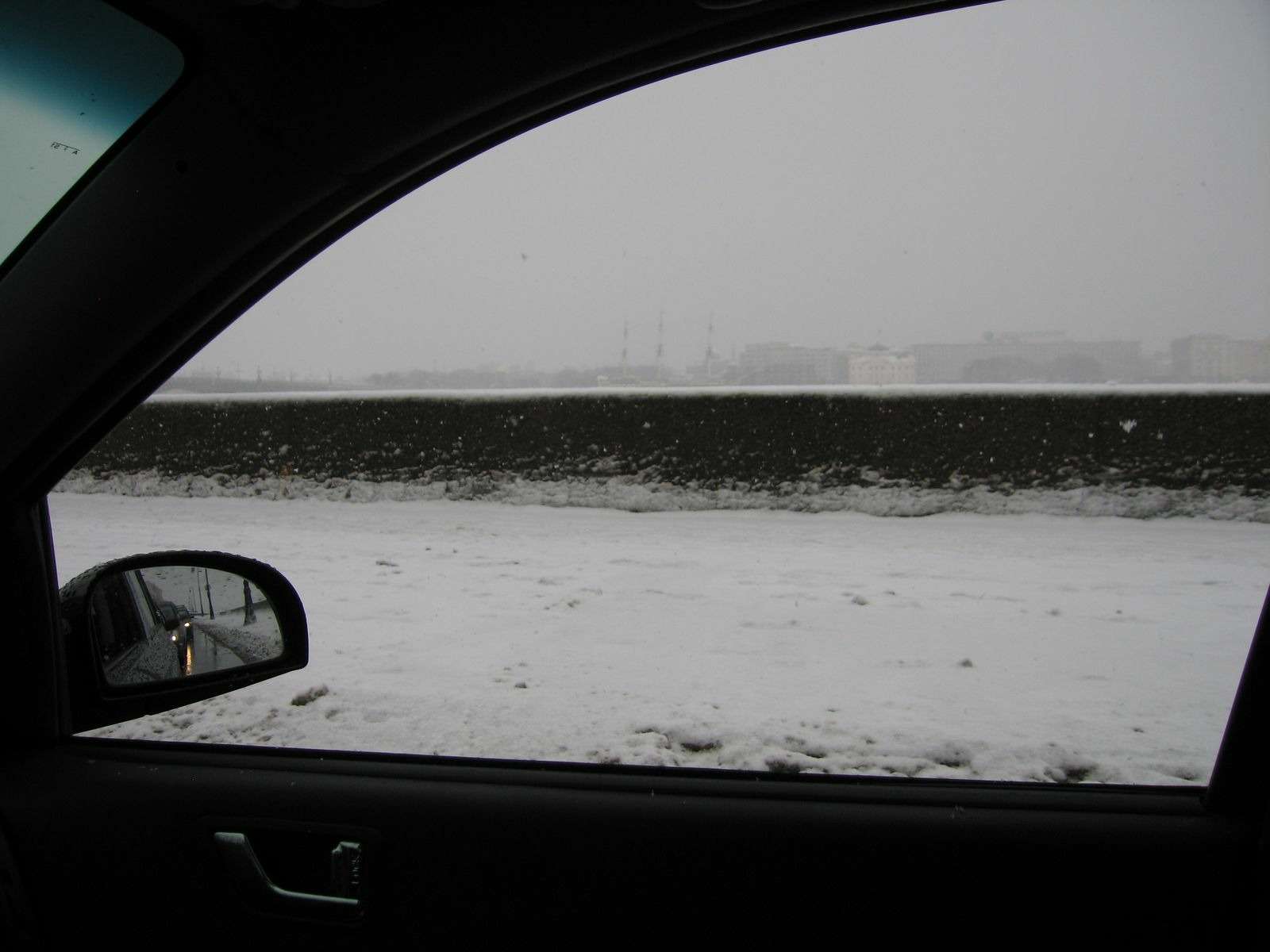 Зима из окна машины