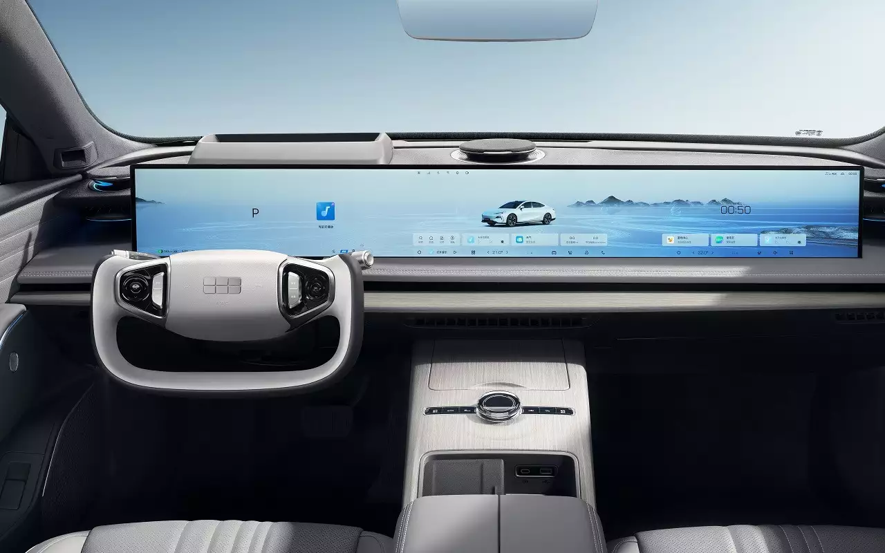 Интерьер Geely E8
