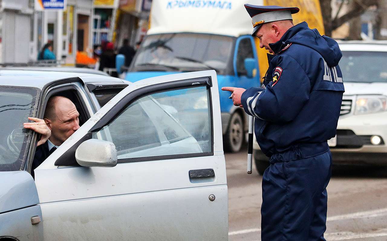ГИБДД напомнила, что и кому грозит за выезд на встречку