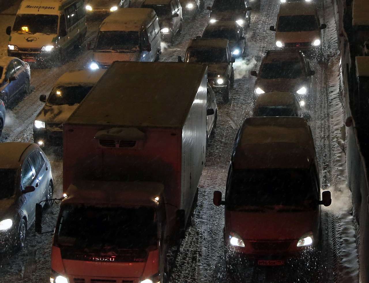 Попавшим в гигантскую пробку на М-10 понадобилась помощь психологов