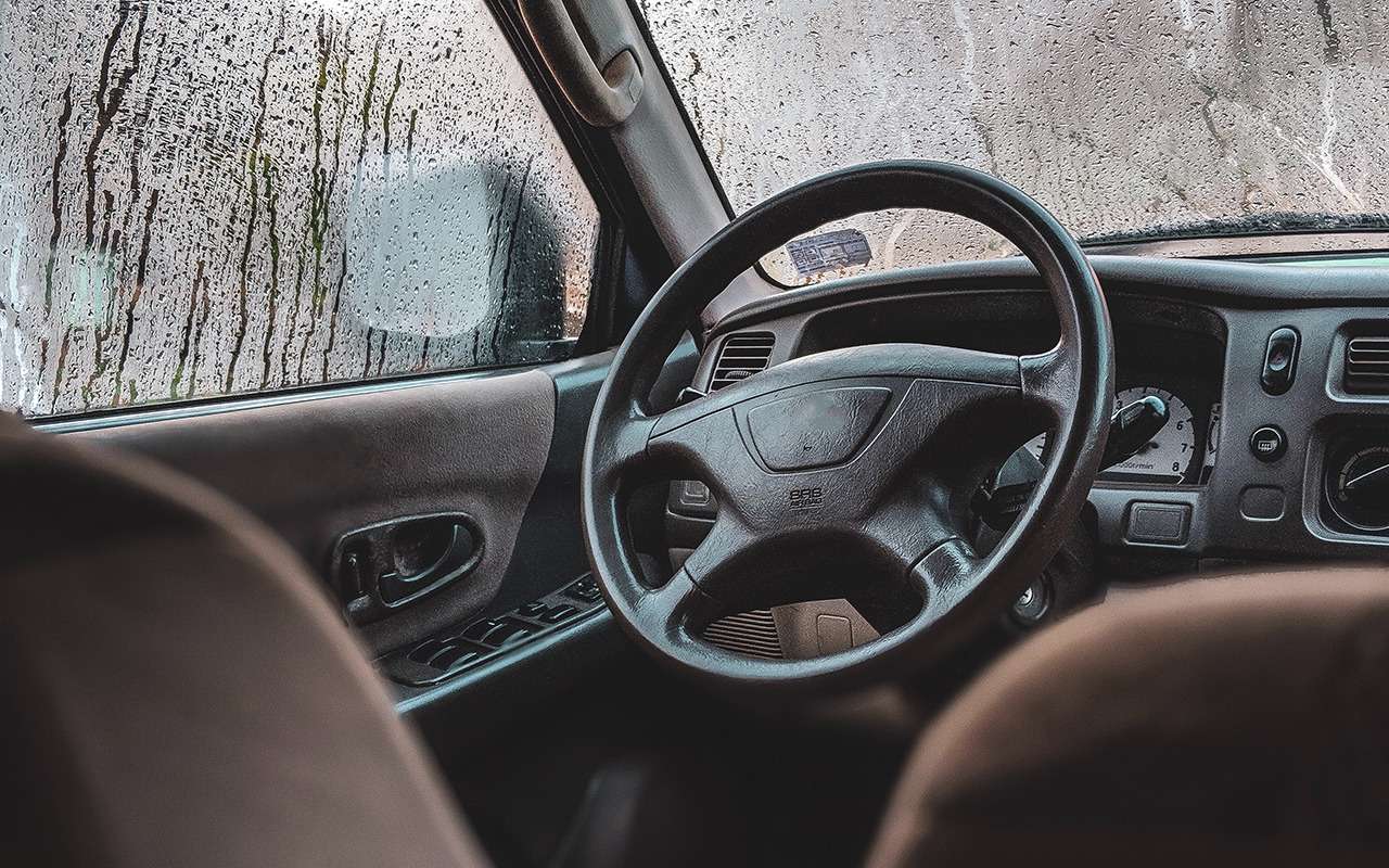 Потеют стекла в авто? Эксперт рассказал простой и эффективный способ