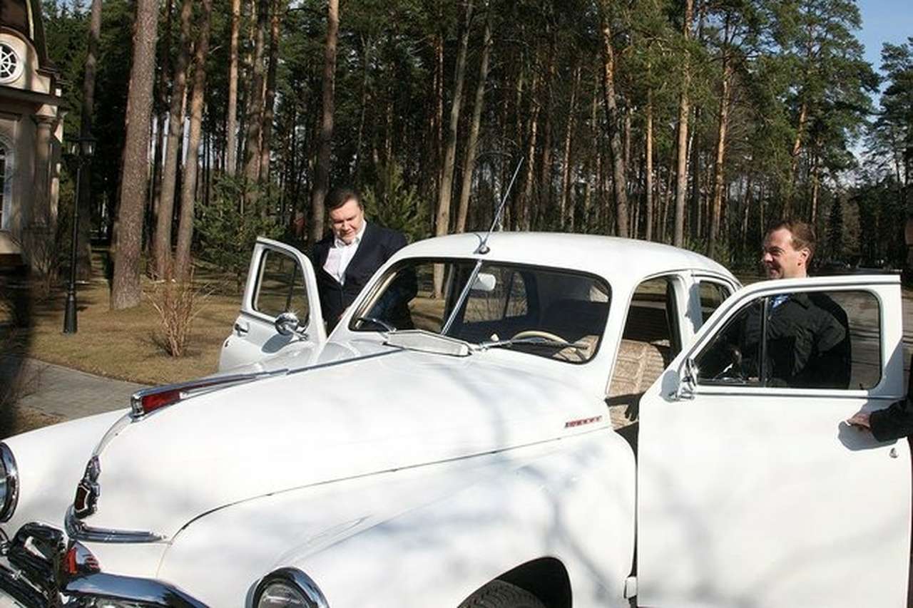 Медведев стартует в Петербурге в автопробеге за рулем "Победы"