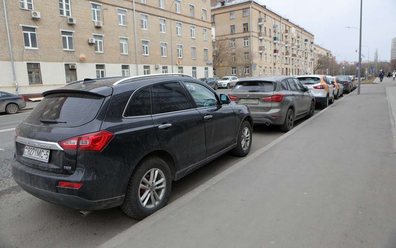В Правительстве Москвы разрешили в День России парковаться бесплатно