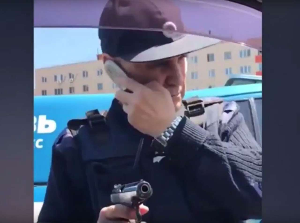 Сотрудники Спецсвязи устроили разборку на дороге, угрожая водителю оружием