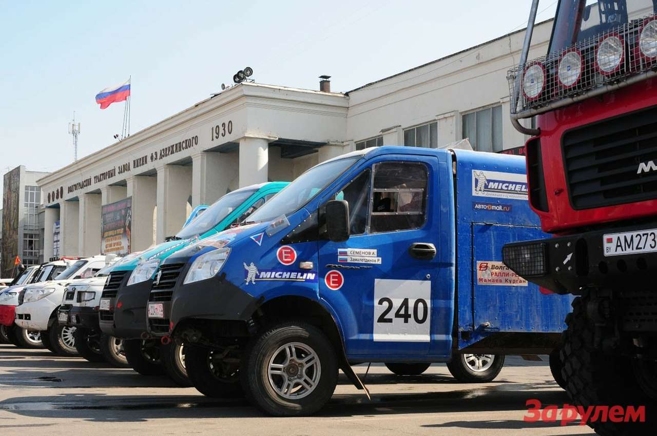 Автомобили ГАЗ перед стартом ралли