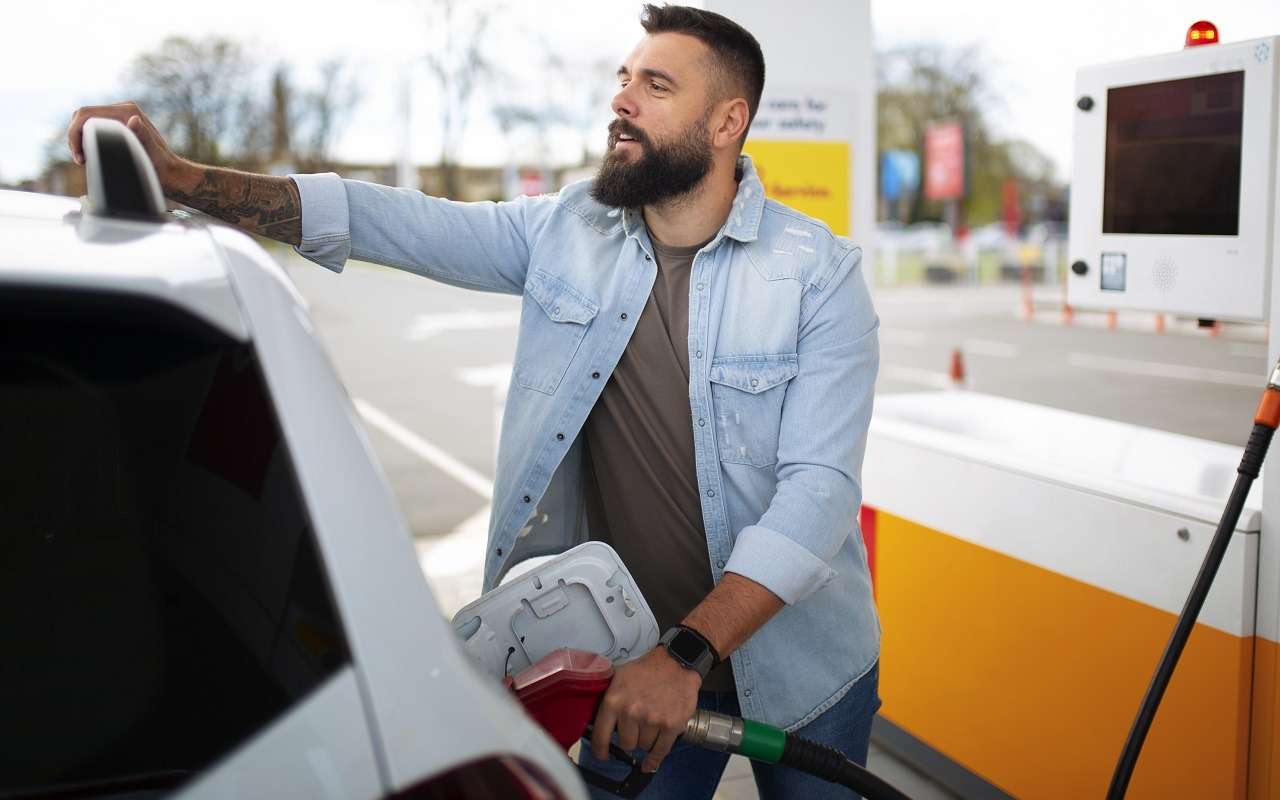 Выяснилось, жители каких регионов могут купить больше всего бензина на свою зарплату