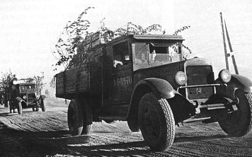 За полтора года существования военно-автомобильной «Дороги жизни» перевезли больше 1 615 000 тонн грузов и эвакуировали из Ленинграда 1 376 000 человек!