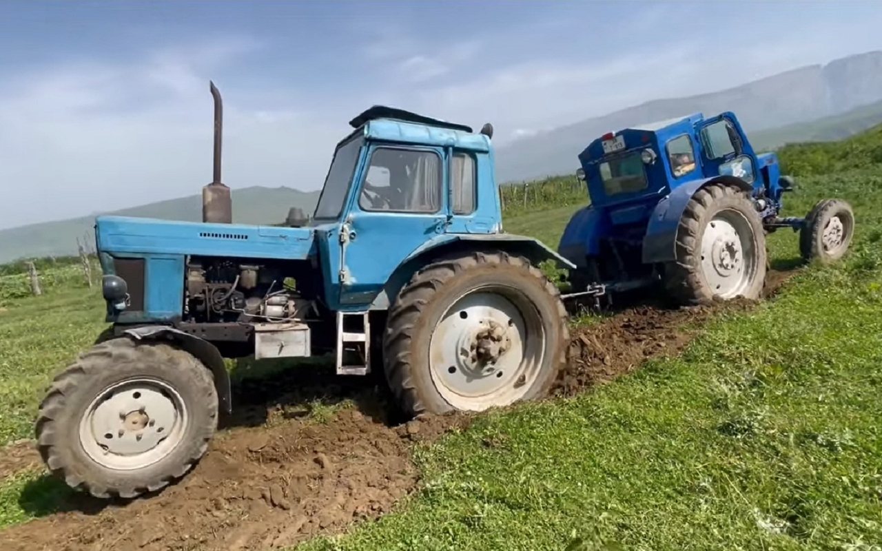 Очная ставка: битва тракторов МТЗ-82 и Т-40 (видео)