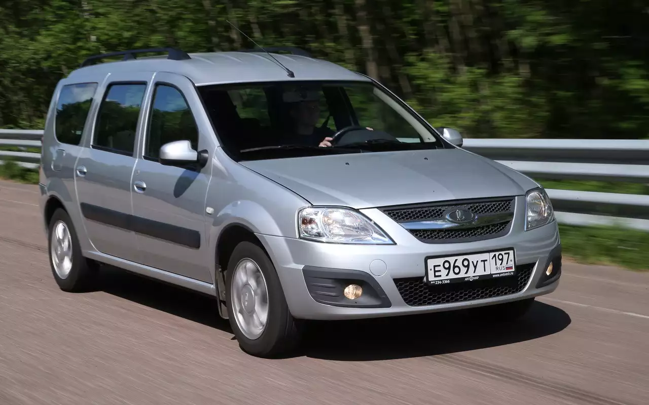 Цены на Lada Largus  на вторичке стартуют от 350 тысяч рублей за машины с огромными пробегами. 700 тысяч рублей хватит на вариант с пробегом менее 100 тысяч км. Топовые и эксклюзивные модификации дороже. Редкая комбинация Cross CNG укладывается в 0,9-1,3 млн рублей.