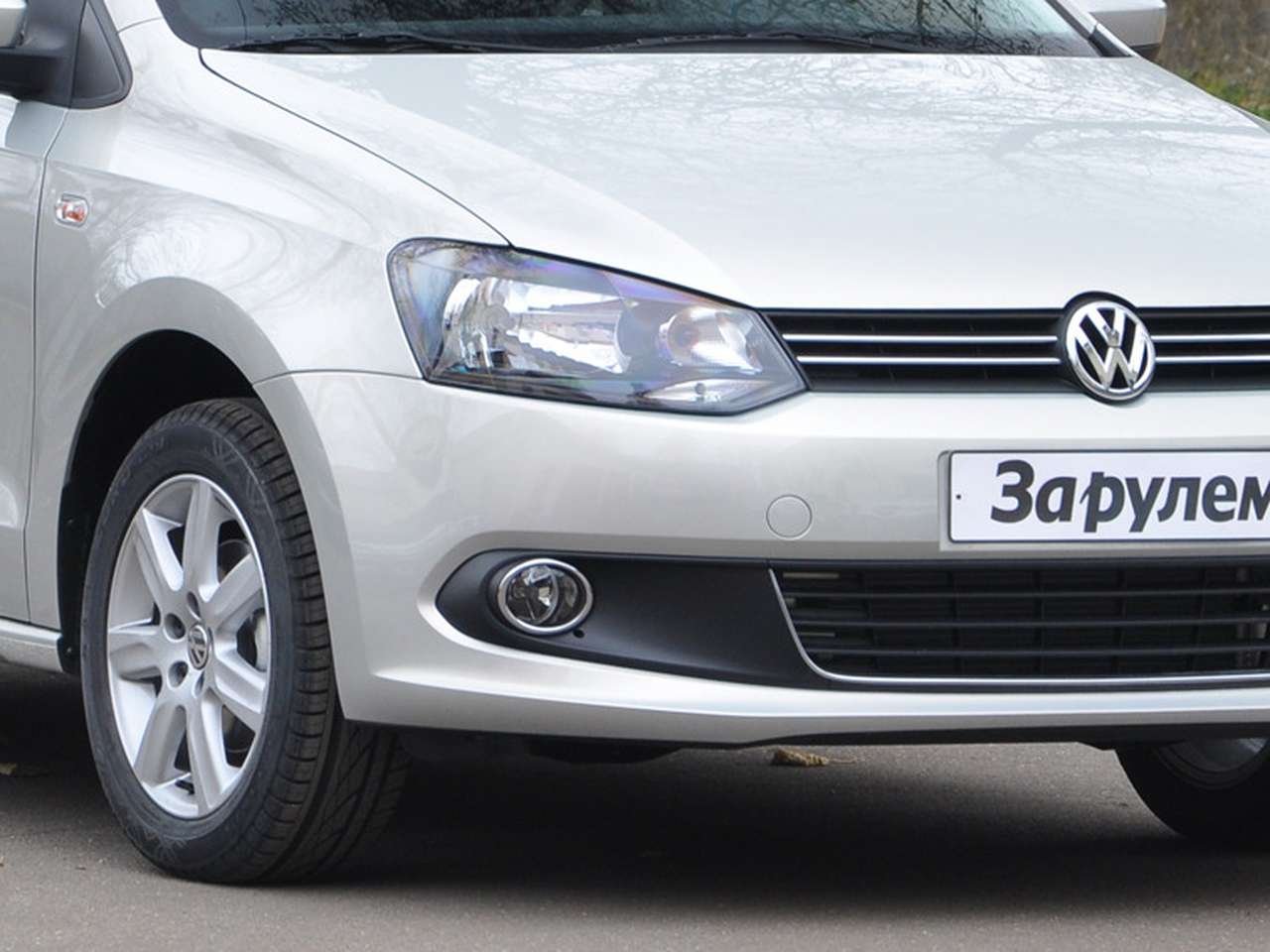 Замена ламп в блок-фаре Volkswagen Polo седан