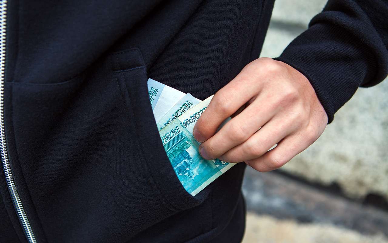 Недодал! Гаишник обиделся на водителя за маленькую взятку и устроил за ним погоню