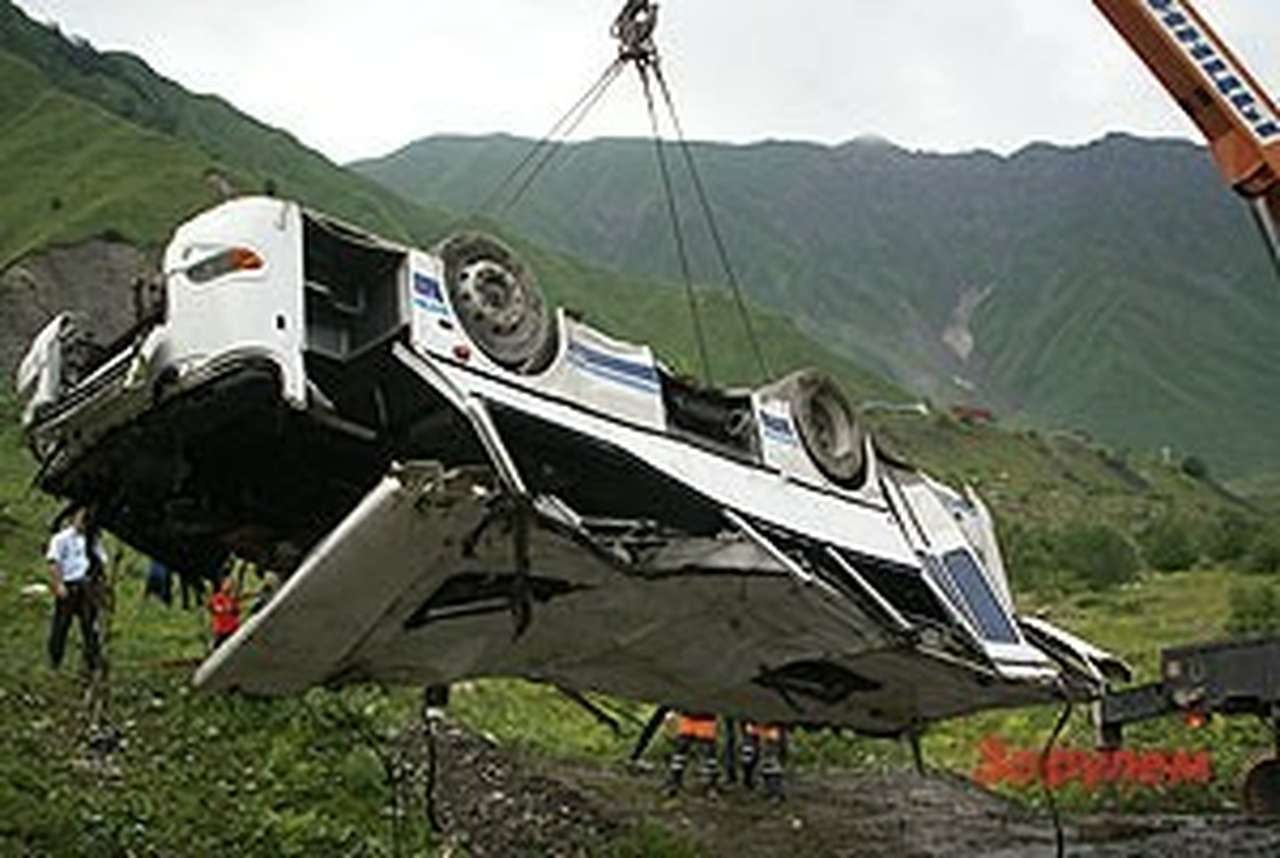 На Транскавказской магистрали автобус упал в пропасть - 11 погибших