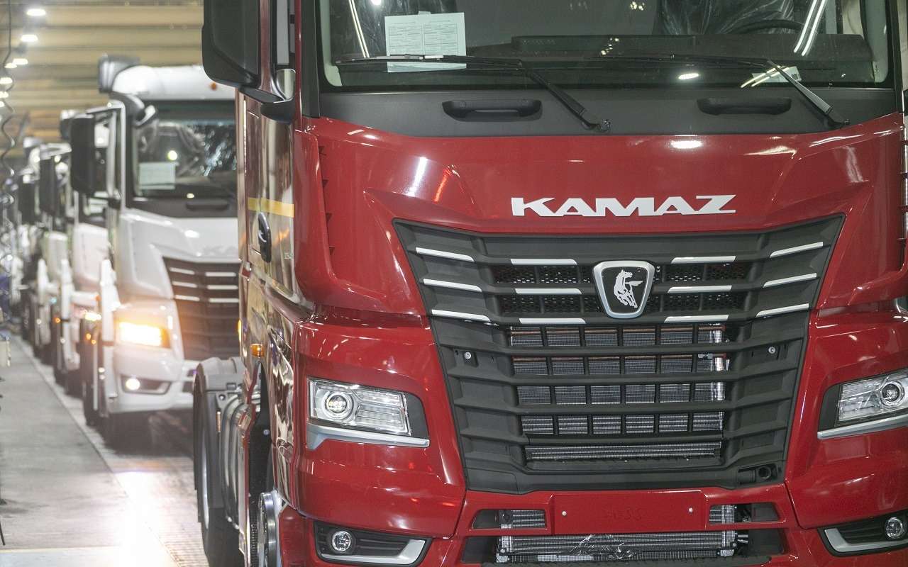 Юбилейный КАМАЗ-54901 идет по конвейеру. На такие машины предприятие делает ставку в будущем.
