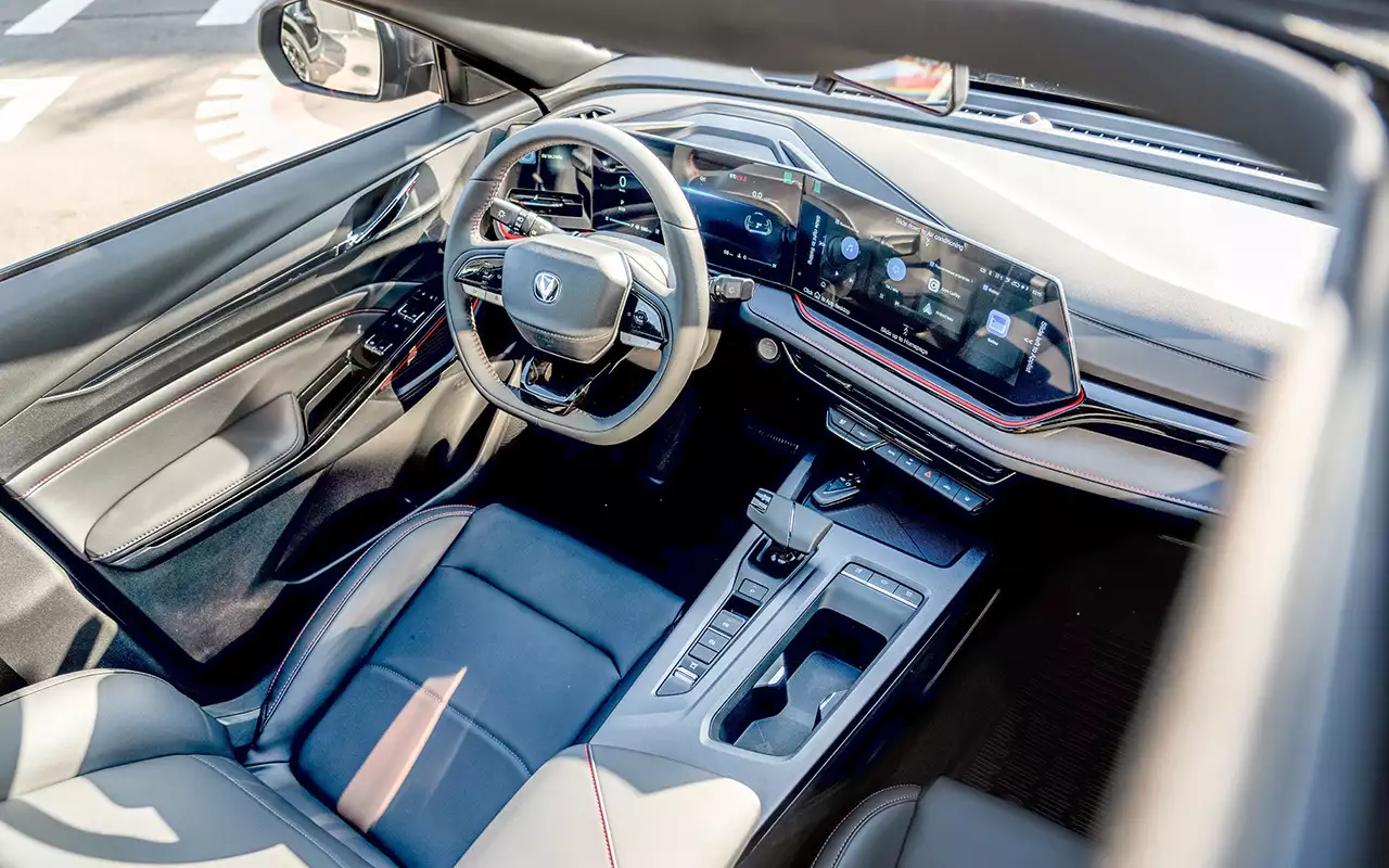 Интерьер приятен на вид и хорош по эргономике. Базовой версии полагается ткань, остальным – кожзам без перфорации. Мягкий отделочный пластик только спереди, сзади – сплошь жесткие материалы.