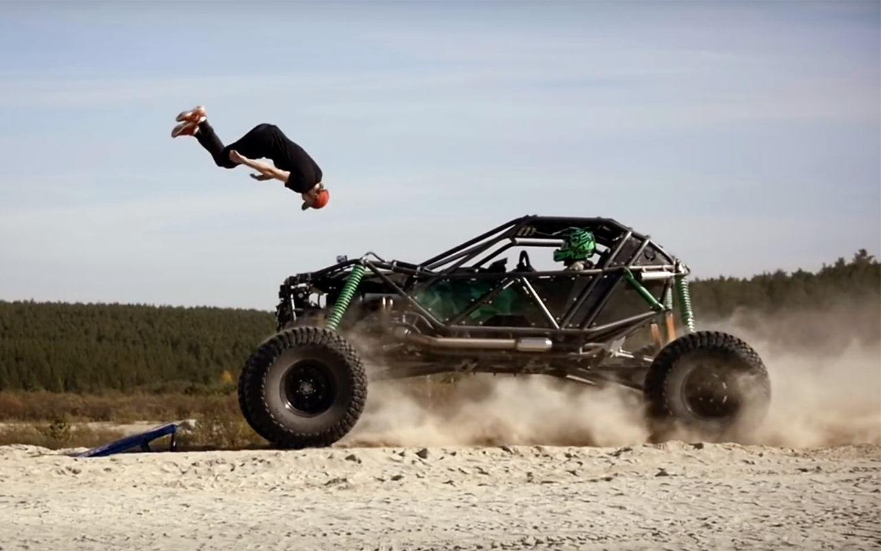 Каскадерские штучки: впервые - сальто человека над машиной