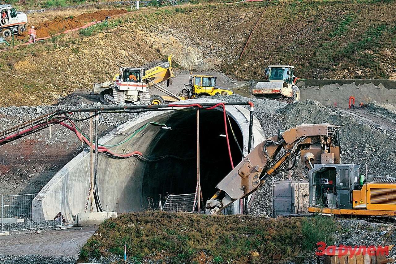 Французские дороги строит такая же техника, как и в России, но зимы здесь мягкие, работать можно круглый год.