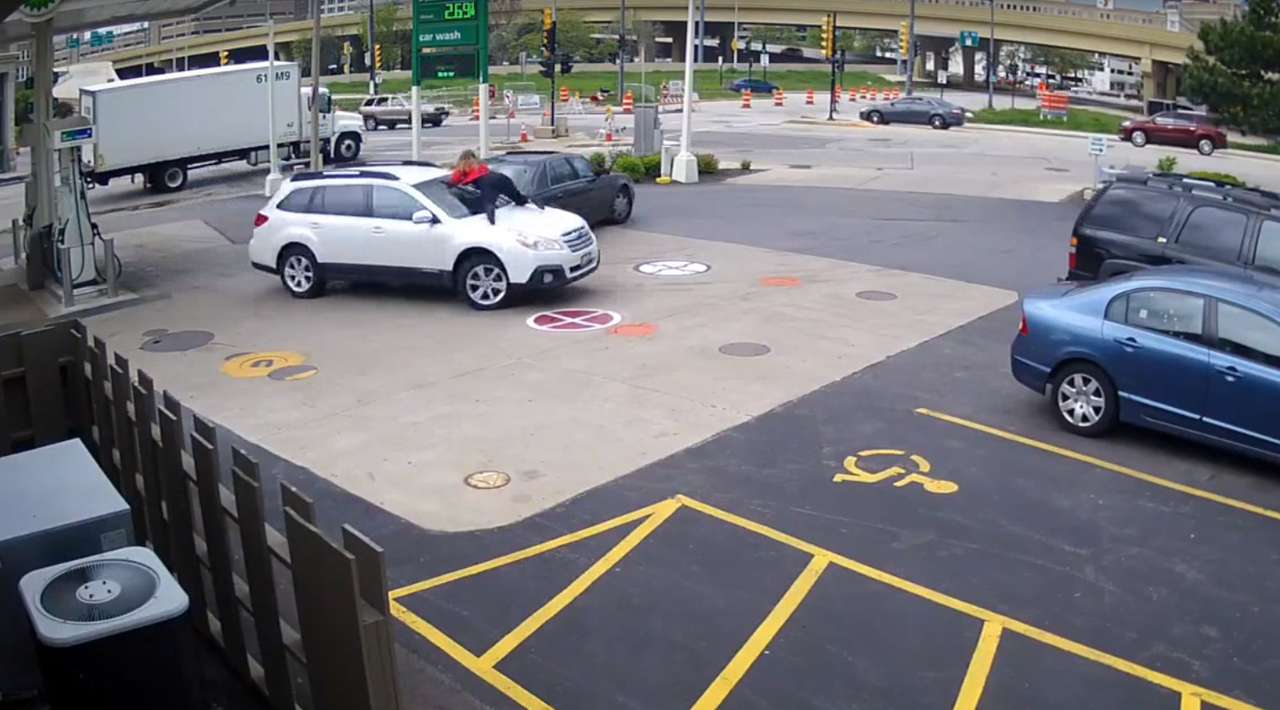 Девушка грудью защитила свой автомобиль от угона