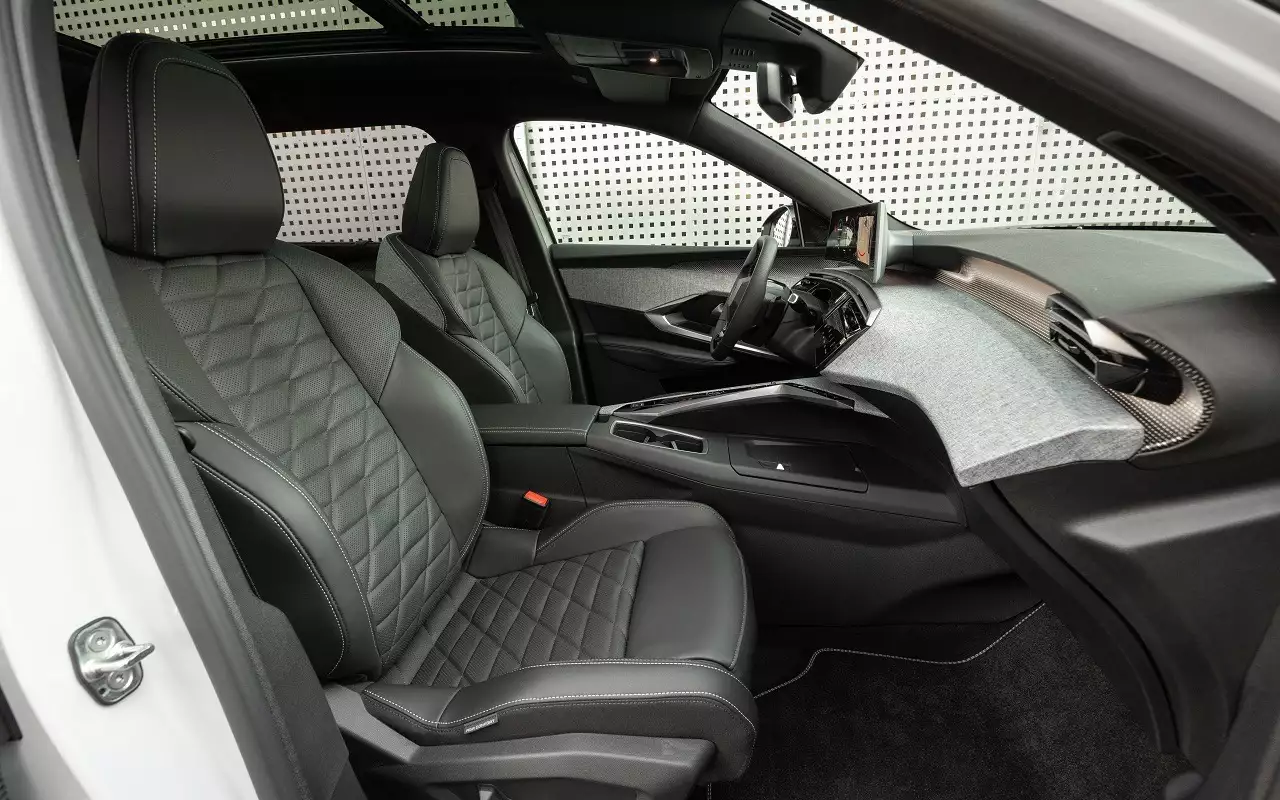 Интерьер Peugeot 5008