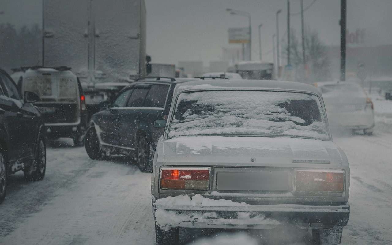 На трассе М-12 вызволили из снежного плена застрявших автомобилистов