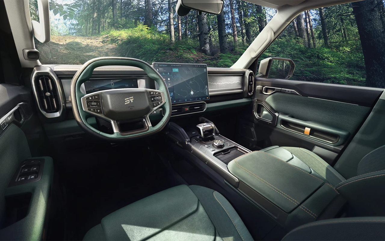 Интерьер полон брутальных черт – даже руль угловатый