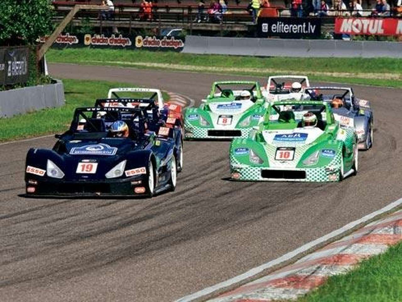 Трасса в Риге помнит времена, когда на старт выходило по 28 машин… Одно хорошо: НГСА проторила дорожку в Латвию, где «революции»  впервые увидели в движении.