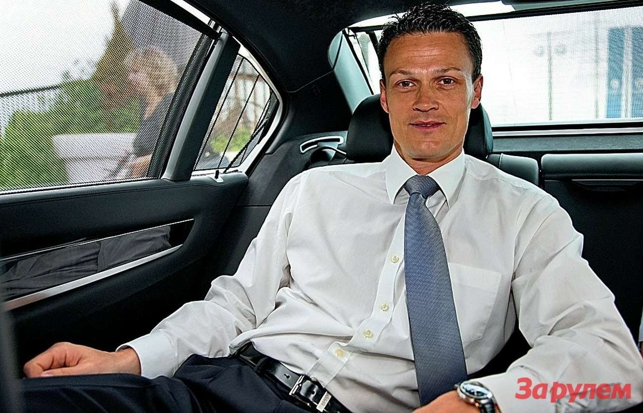 На заднем сиденье ты умудрялся учить русский язык… В дополнение к тем трем, которые уже знал.