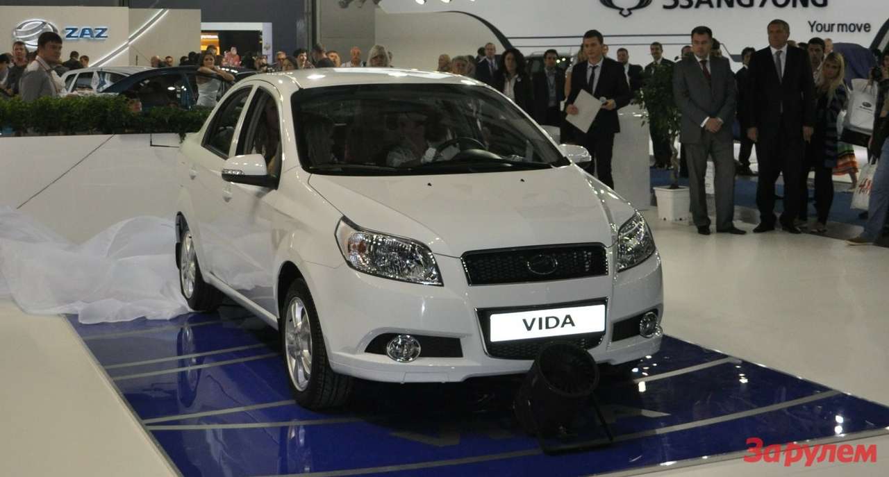 Самые яркие отличия: утонченная форма фар, повторители поворотов на корпусах внешних зеркал, более совершенный дизайн решеток радиатора.