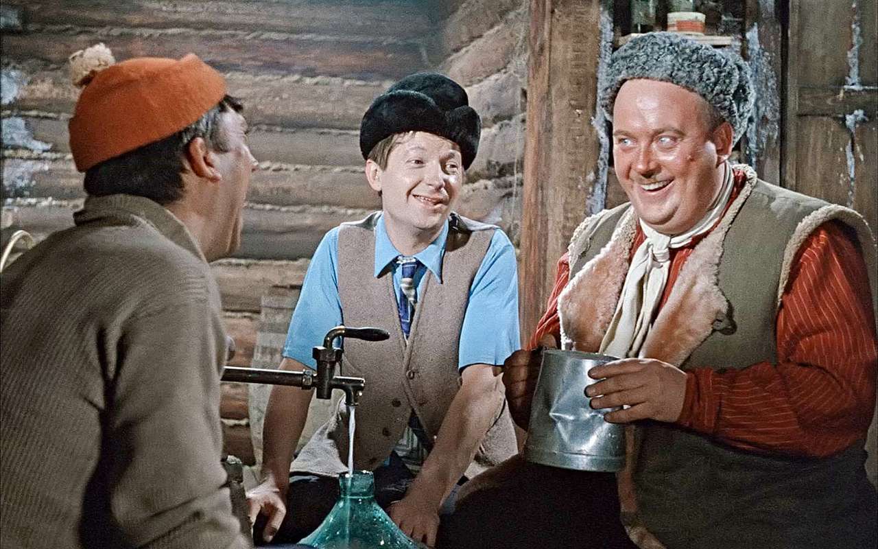 Кадр из короткометражной комедии «Самогонщики» Леонида Гайдая. Чтобы окончательно протрезветь после бутылки водки, даже такому большому мужчине, как Евгений Моргунов, потребовалось бы не меньше 20 часов. А человеку комплекции Георгия Вицина — больше суток. Кстати, в жизни артист не пил, только на экране.